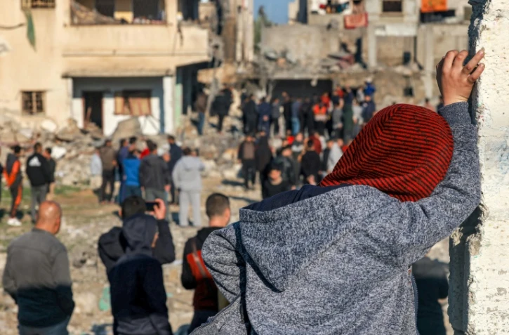 Des Palestiniens inspectent les dégâts causés par un bombardement israélien, le 19 décembre 2023 à Rafah, dans la bande de Gaza