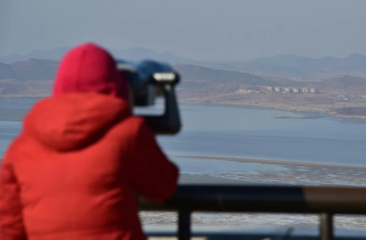 Un visiteur regarde grâce à des jumelles la Corée du Nord depuis Paju point d'observation dans la zone démilitarisée entre les deux Corée, le 8 janvier 2016