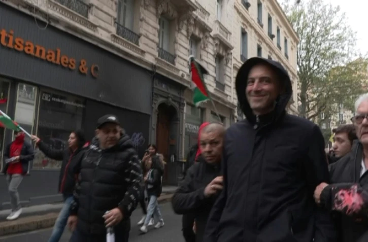 1er mai: Glucksmann empêché de rejoindre le cortège à Saint-Etienne après des jets de peinture, le 1er mai 2024