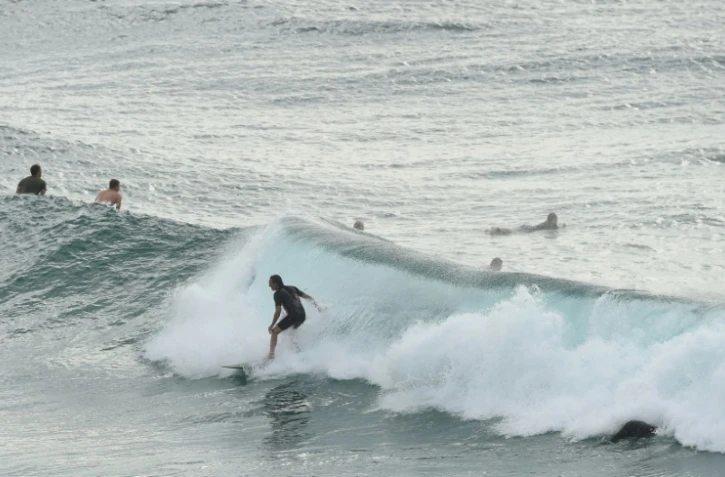 Des surfeurs à Boulders Beach à Ballina en Nouvelles Galles du Sud en Australie le 29 avril 2016