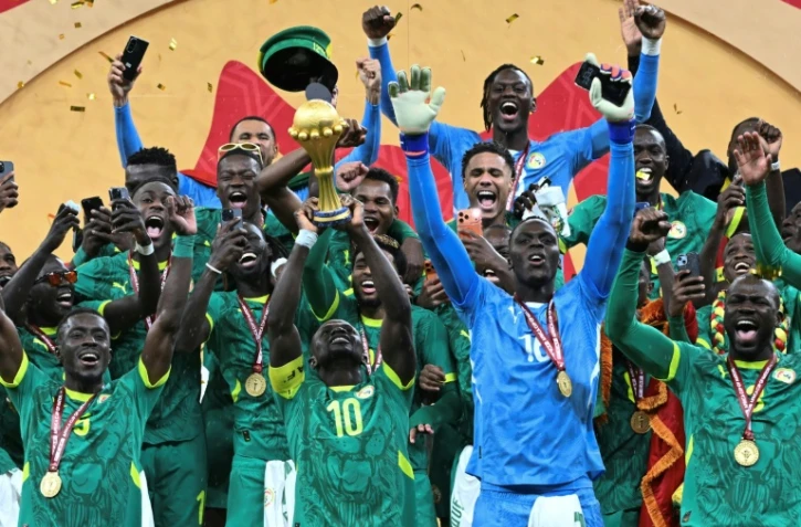 Le footballeur sénégalais Sadio Mané porte la coupe de la CAN le 18 janvier 2026 à Rabat alors qu'il célèbre avec ses coéquipiers la victoire des Lions de la Teranga à la finale du tournoi 