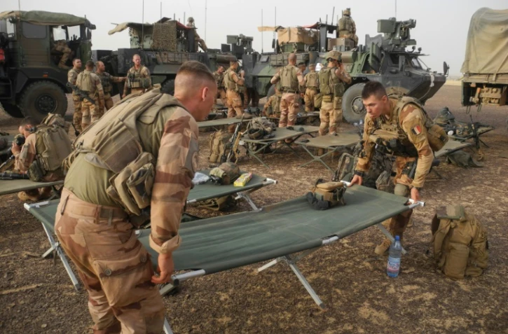 Des soldats français dressent un camp au Mali le 26 mars 2019 sur la route Gossi-Hombori, dans la région de Gourma
