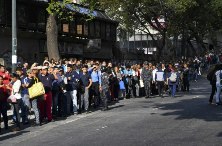 Des files d'attente pour le bus Ă Caracas, le 14 mars 2019