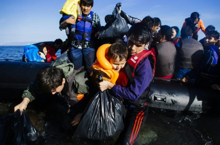 Des migrants débarquent sur l'île grecque de Lesbos en provenance de Turquie le 12 octobre 2015