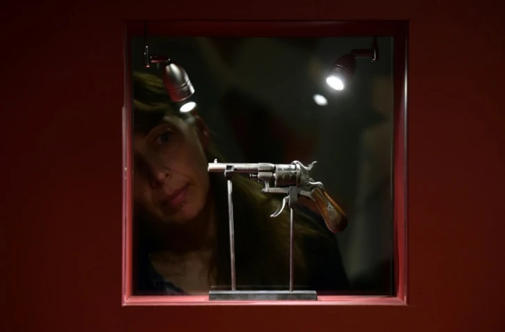 Le pistolet avec lequel Verlaine tenta d'assassiner Rimbaud lors d'une exposition au musée des Beaux-Arts de Mons (Belgique), le 27 octobre 2015 