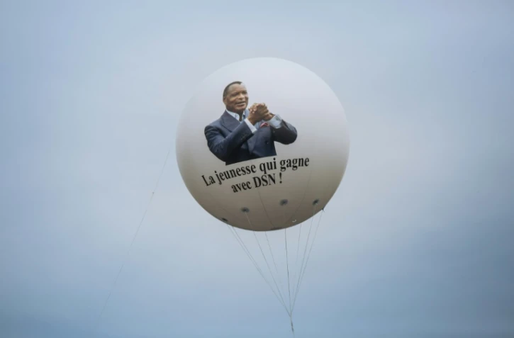Un ballon portant la photo du président sortant et candidat à sa réélection Denis Sassou-Nguesso à Brazzaville le 19 mars 2021