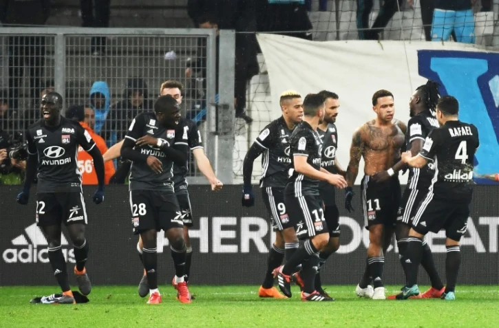 La joie des Lyonnais après le 3e but de leur équipe, oeuvre de Memphis Depay (torse nue) face à Marseille, le 18 mars 2018 au Vélodrome