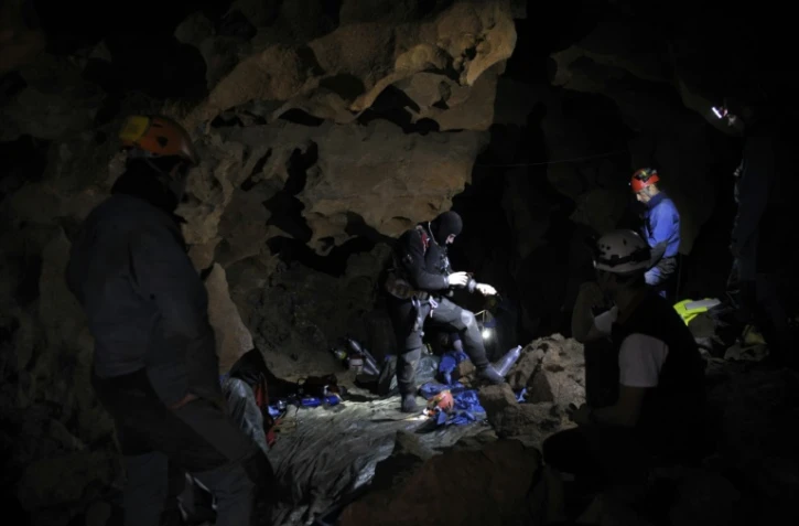 Opération de secours le 11 octobre 2010 à l'intérieur de la grotte de la Dragonnière dans les Gorges de l'Ardèche
