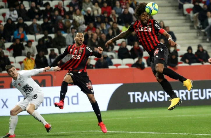 Le défenseur brésilien de Nice Dante (d) fait une tête contre Brest, le 21 février 2020 à Nice