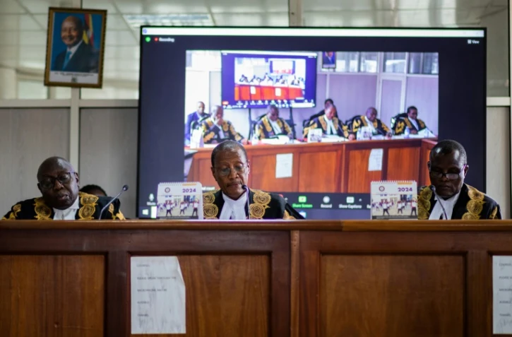 Les membres de la Cour constitutionnelle rendent un jugement sur un recours demandant l'annulation d'une loi anti-LGBT+, le 3 avril 2024 à Kampala, en Ouganda