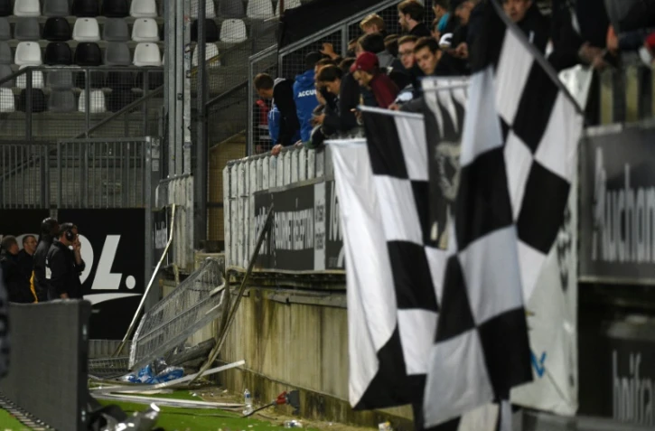 La barrière d'une tribune visiteurs qui s'est effondrée lors du match Amiens-Lille au stade de La Licorne, le 30 septembre 2017