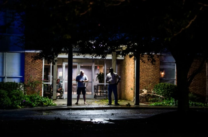 Des habitants constatent les dégâts causés par l'ouragan Sally à Pascagoula, dans le Mississippi, le 16 septembre 2020