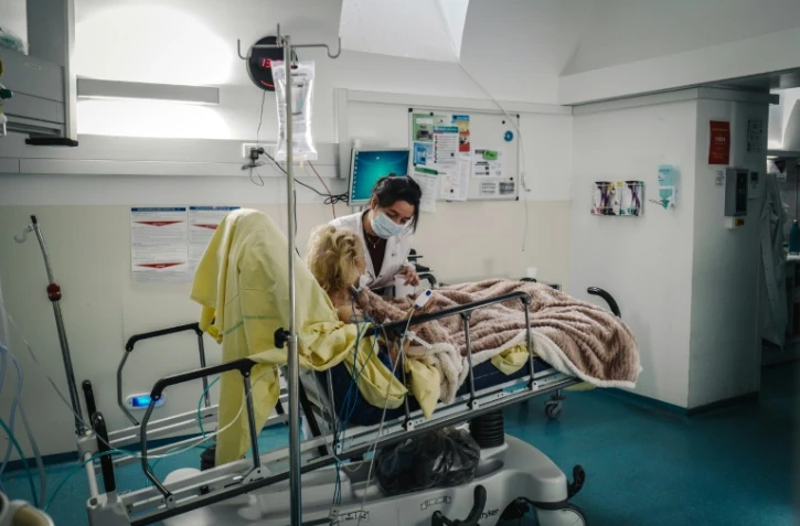 Une infirmière prend en charge une patiente au service des urgences de l'hôpital Lariboisière, le 14 octobre 2020 à Paris