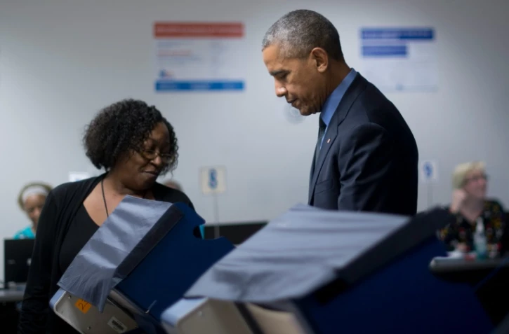 Le président américain Barack Obama vote de façon anticipée pour l'élection visant à désigner son successeur à la Maison Blanche, le 7 octobre 2016 à Chicago