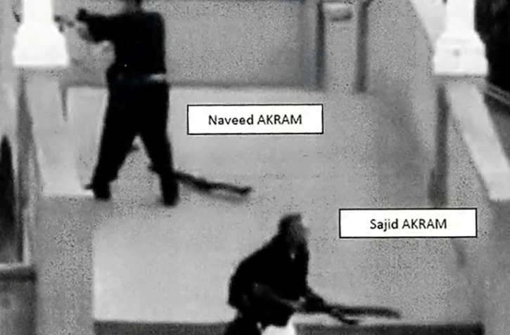 Cette photo d'un document judiciaire  publié par la justice de Nouvelle-Galles du Sud le 22 décembre 2025 oontre Sajid and Naveed Akram tirant vers la foule le 14 décembre 2025