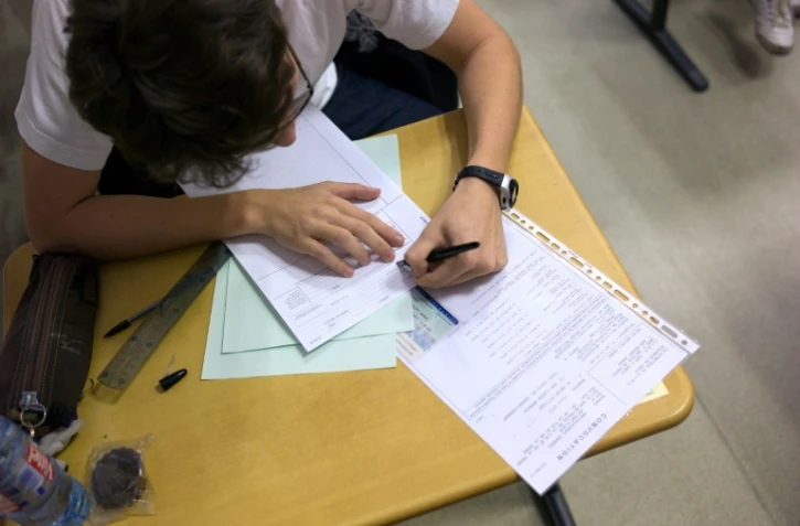Un élève lors de l'examen du baccalauréat, à Paris le 18 juin 2012