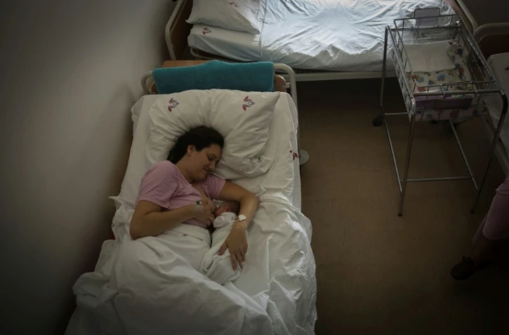 Une mère allaite son enfant dans une maternité à Belgrade, le 31 juillet 2018