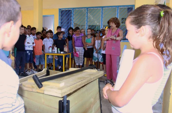 Inauguration du projet bac à compost pédagogique dans une école de Sainte-Suzanne, lundi 4 avril 2011.