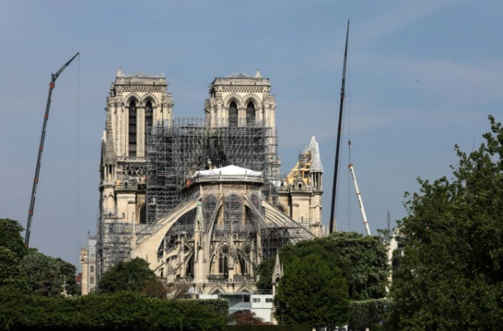 Des échaffaudages installés sur Notre-Dame gravement endommagée par un incendie, le 7 mai 2019 à Paris
