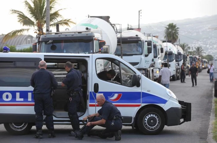 Mardi 5 Avril 2011

Les transporteurs bloquent les voies d'accès à la SRPP