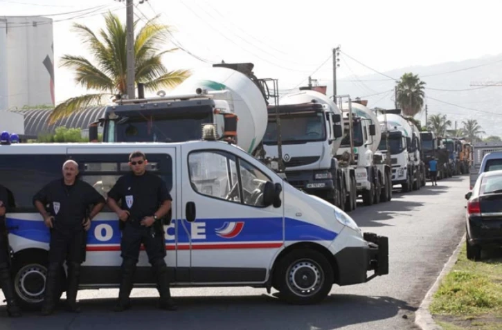Mardi 5 Avril 2011

Les transporteurs bloquent les voies d'accès à la SRPP