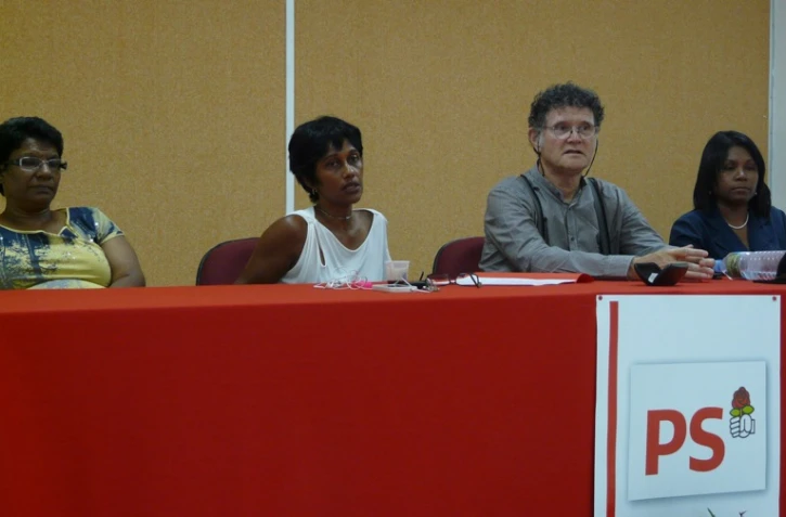 Le PS dépose une pétition au rectorat pour protester contre la supression de 19 postes de conseillers pédagogiques, mardi 5 avril 2011.