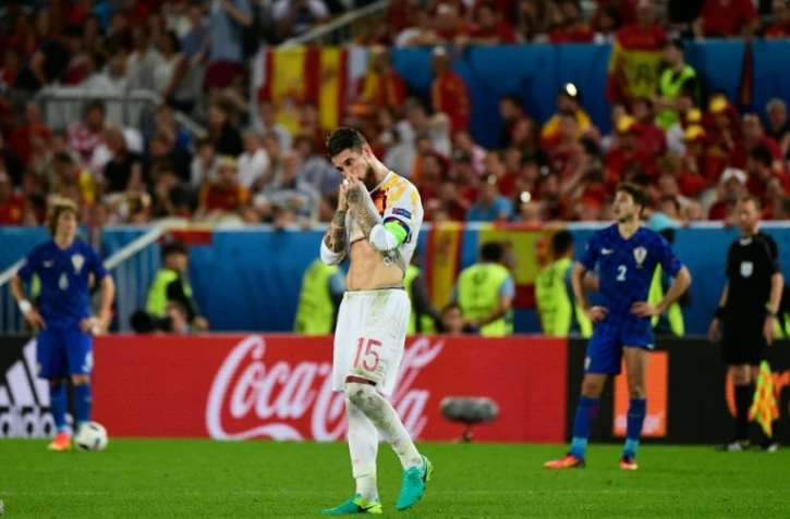 Le déception du défenseur espagnol Sergio Ramos, qui a manqué un penalty durant le match, à l'issue du match perdu contre la Croatie, le 21 juin 2016 à Bordeaux
