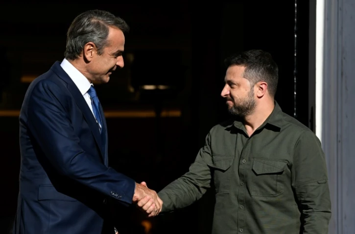 Le Premier ministre grec Kyriakos Mitsotakis (g) reçoit le président ukrainien Volodymyr Zelensky à Athènes, le 21 août 2023