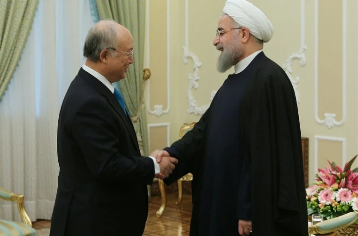 Photographie remise par le bureau de la présidence iranienne montrant Yukiya Amano, président de l'Agence internationale de l'énergie atomique (g), et le président iranien Hassan Rohani, à Téhéran le 18 janvier 2016