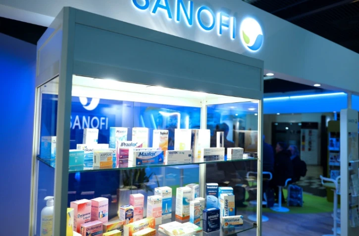 Le groupe pharmaceutique Sanofi a annoncé lundi soir l'arrêt immédiat de la production de son usine chimique de Mourenx (Pyrénées-Atlantiques), devant le tollé suscité par des informations de presse sur ses émissions hors norme de rejets toxiques.