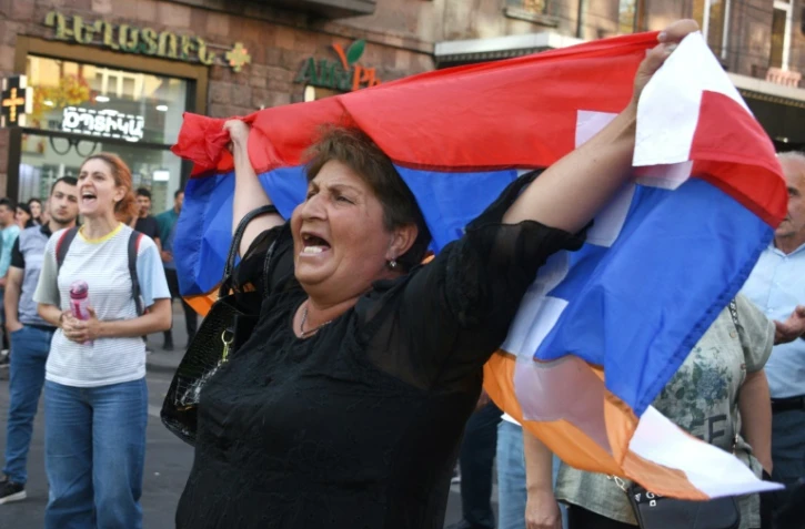 Une manifestante porte un drapeau du Karabakh à Erevan le 21 septembre 2023