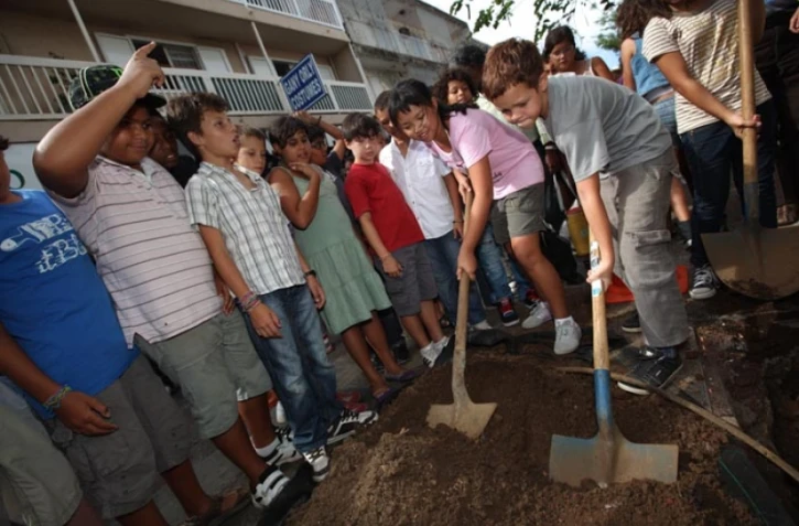 Jeudi 7 Avril 2011
plantation de 18 arbres en centre-ville de Saint-Denis