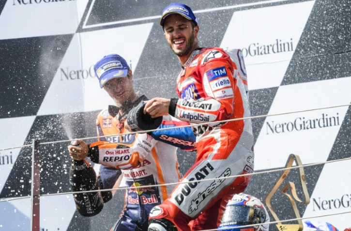 L'Italien Andrea Dovizioso (d) en liesse sur le podium du GP d'Autriche, catégorie MotoGP, sur le circuit de Spielberg, le 13 août 2017