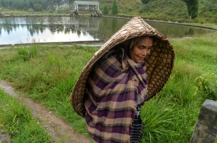Une villageoise près d'un réservoir d'eau dans le village de Nongthymmai-Lumthangding, près de Shillong, dans le nord-est de l'Inde le 19 septembre 2019