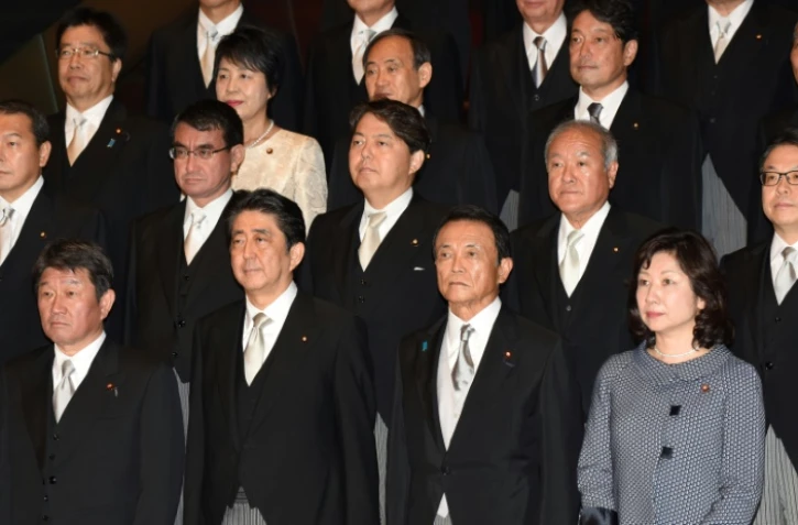 Le Premier ministre japonais Shinzo Abe (2e. à g. au 1er rang) et ses ministres à l'issue de leur premier Conseil, le 3 août 2017 à Tokyo