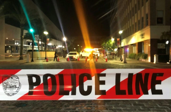Un ruban de police délimite un périmètre de sécurité à Jacksonville, le 26 août 2018, après qu'un tireur a tué deux personnes lors d'un tournoi de jeu vidéo, avant de se suicider