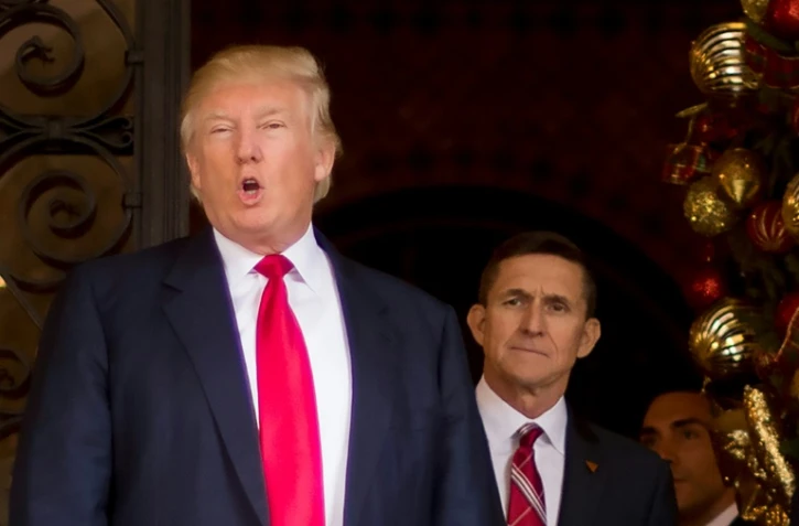 Donald Trump (g) avec son ex-conseiller à la sécurité nationale, Michael Flynn, à Palm Beach en Floride le 21 décembre 2016 