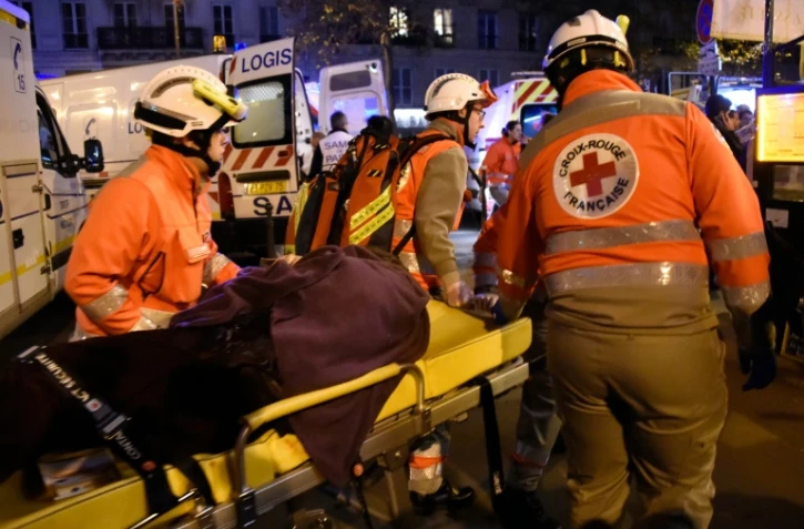 Une victime de l'attaque du Bataclan évacuée le 13 novembre 2015 à Paris