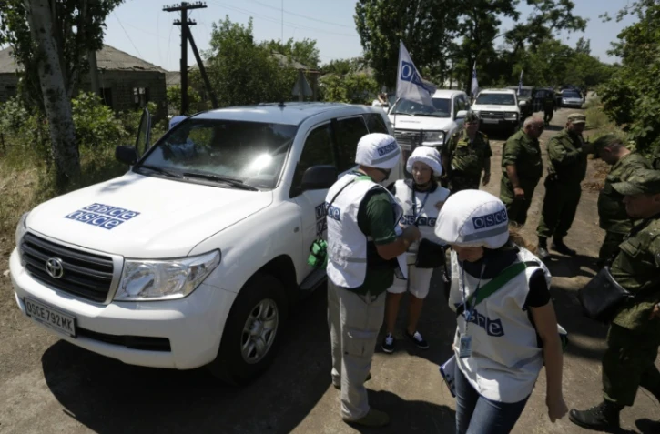 Des membres de l'Organisation pour la sécurité et la coopération en Europe (OSCE) dans un village près de Donetsk, le 4 juillet 2015