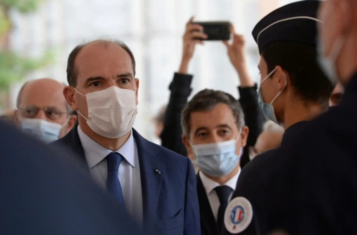 Le Premier ministre Jean Castex, avec à ses côtés le ministre de l'Intérieur Gérald Darmanin, discute avec de nouvelles recrues lors d'une visite au commissariat de Rennes le 1er octobre 2021