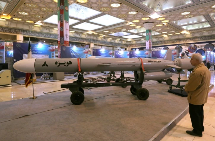 Le missile de croisière Hoveizeh montré lors d'une cérémonie à Téhéran le 2 février 2019. L'Iran a annoncé avoir testé avec "succès" ce missile d'une portée supérieure à 1.350 km 
