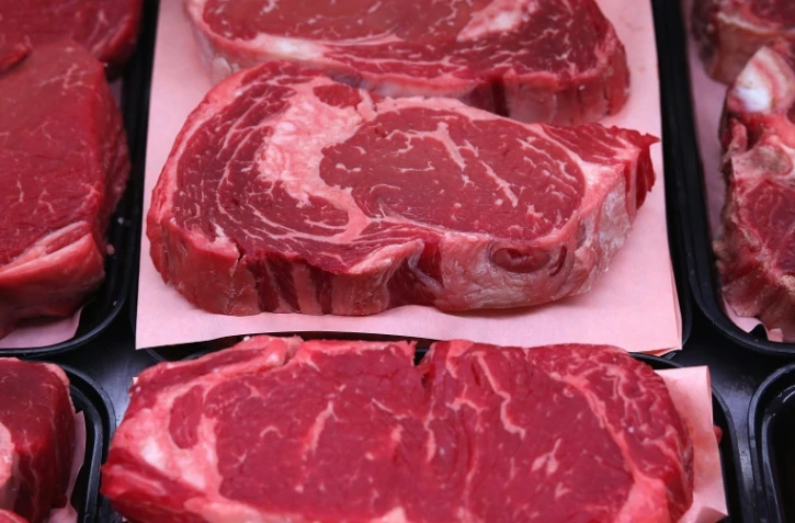 Réduire de moitié la consommation actuelle de viande en France, pour tomber à 450 grammes maximum par semaine, permettrait d'atteindre les objectifs climatiques fixés pour le pays