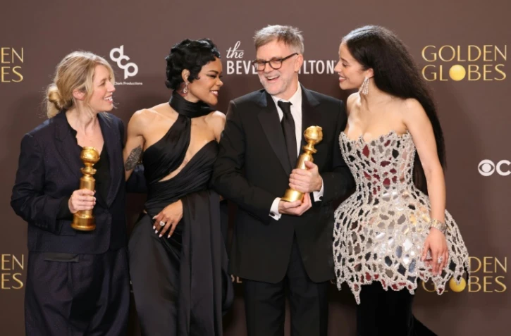 De gauche à droite: la productrice américaine Sara Murphy, l'actrice américaine Teyana Taylor, le réalisateur américain Paul Thomas Anderson et l'actrice américaine Chase Infiniti, recompensés par le Golden Globe de la meilleure comédie pour "Une bataille après l'autre", lors de la cérémonie des Golden Globes à Beverly Hills, le 11 janvier 2026