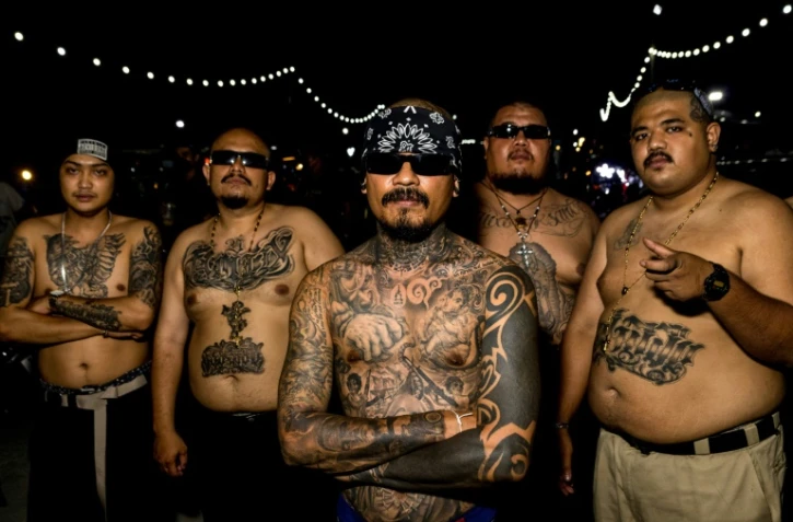 Des membres du groupe "Barbarian Has a Gun 13" à Bangkok, le 18 février 2022