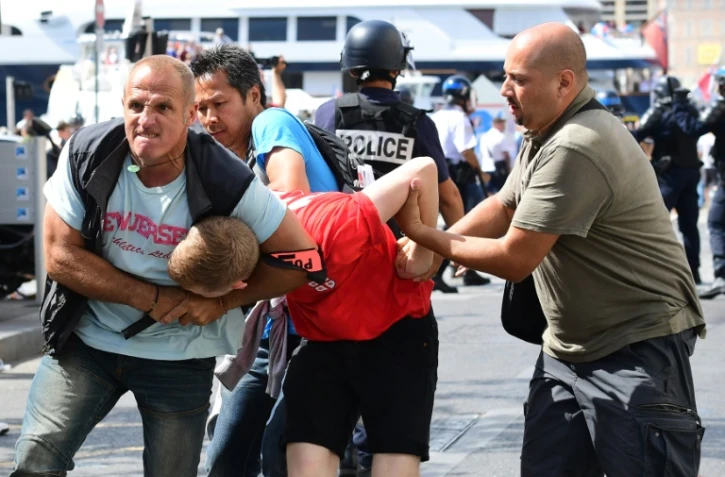 Un supporter anglais est maintenu par la police à Marseille le 11 juin 2016 avant le match entre l'Angleterre et la Russie