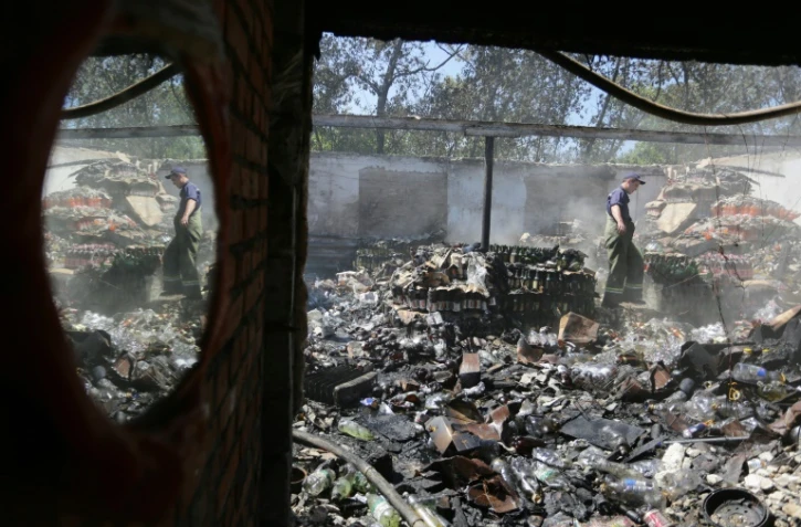 Un Ukrainien au milieu des décombres le 3 août 2015 à Gorlivka dans la région de Donetsk