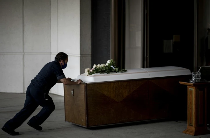 Le cerceuil de Francia Nelly, native d'Equateur morte des complications du coronavirus, le 5 juin 2020 au cimetière St John dans le Queens à New York city