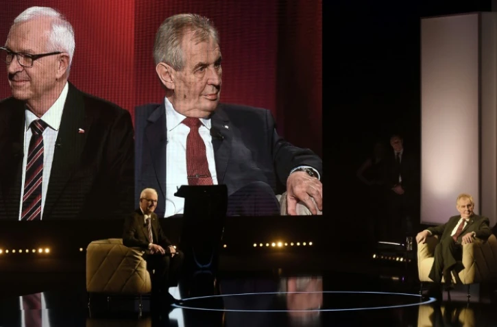 Les candidats à la présidence de la République Tchèque Jiri Drahos (g) et Milos Zeman (d) au cours d'un débat télévisé le 23 janvier 2018 à Prague