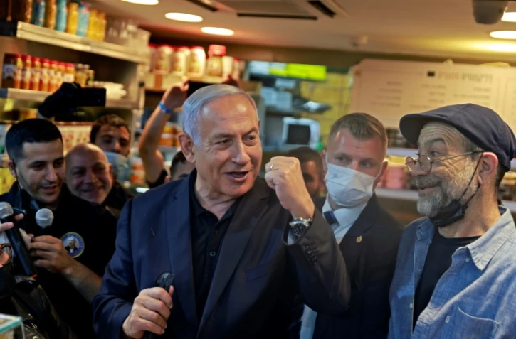 Le Premier ministre israélien Benjamin Netanyahu (Centre), s?adresse à ses partisans du Likoud sur le marché Mahane Yehuda à Jérusalem le 22 mars 2021, à la veille de la quatrième élection législative en deux ans