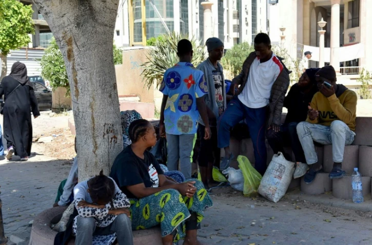 Des migrants rassemblés dans un espace public dans la ville tunisienne de Sfax le 5 juillet 2023 après une nuit de tension 
